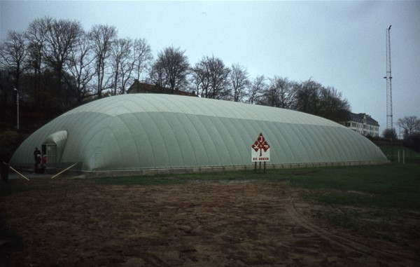 Stadion, den nye boblehal, holdes op med luft