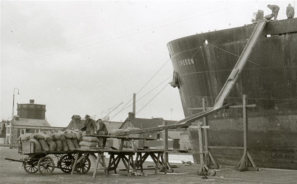 Jydsk Andels Foderstofforretning losning af sækkegods fra ''Oregon''