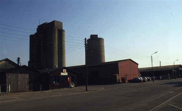Kaffehus, i baggrunden Korn og Foderstof-Koncernen (KFK) silo og cementsilo