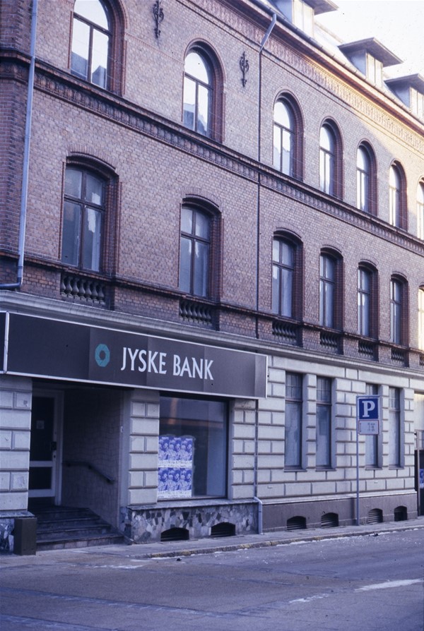 Hjørnehus set fra Jernbanegade