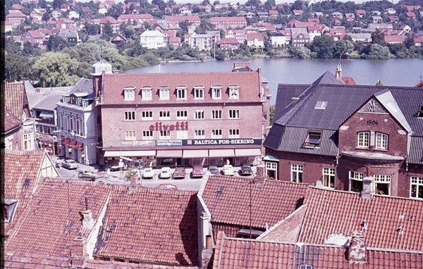 Udsigt fra Sct. Nicolai Kirke tårnet mod Låsbybanke.