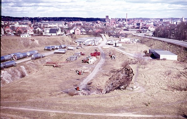 Udsigt fra Seest grusgrav mod byen. Grusgraven med rustfri tanke og beholdere fra DDMM.