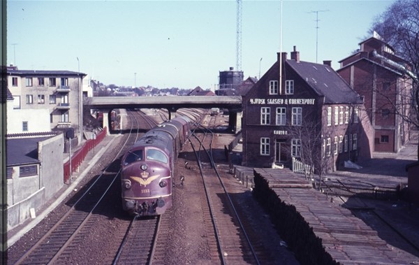 Udsigt fra Munketrappen mod Buen. Jernbanen, DSB tog nr. 1133, A/S Jydsk Saasæd og Kornexport, ses.