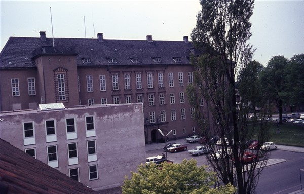 Domhuset, set fra Domhusparken 14 og 16.