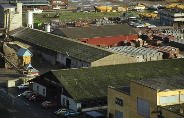 Udsigt mod Kolding Trælasthandel og Stålværket, set fra Dansk Landbrugs Grovvareselskab (DLG) silo