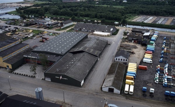 Udsigt mod Emil Moland A/S og lidt af Tranberg biler, set fra Dansk Landbrugs Grovvareselskab (DLG) silo