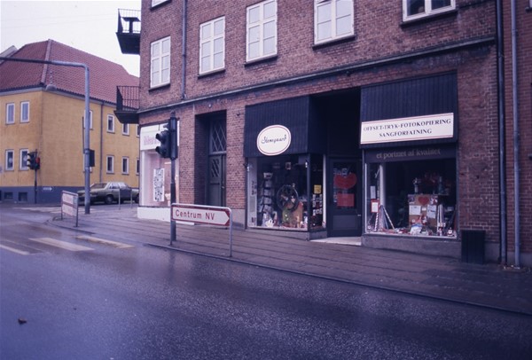 Nordsiden med ny butik til festartikler og trykkeri til sange. Hjørnet til Borgergade