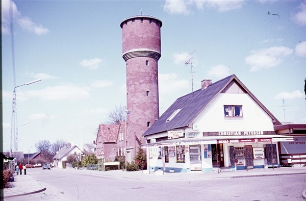 Seest Vandtårn ved C. P. Mini Marked (Christian Petersen). Hjørnet til Hostrupsvej