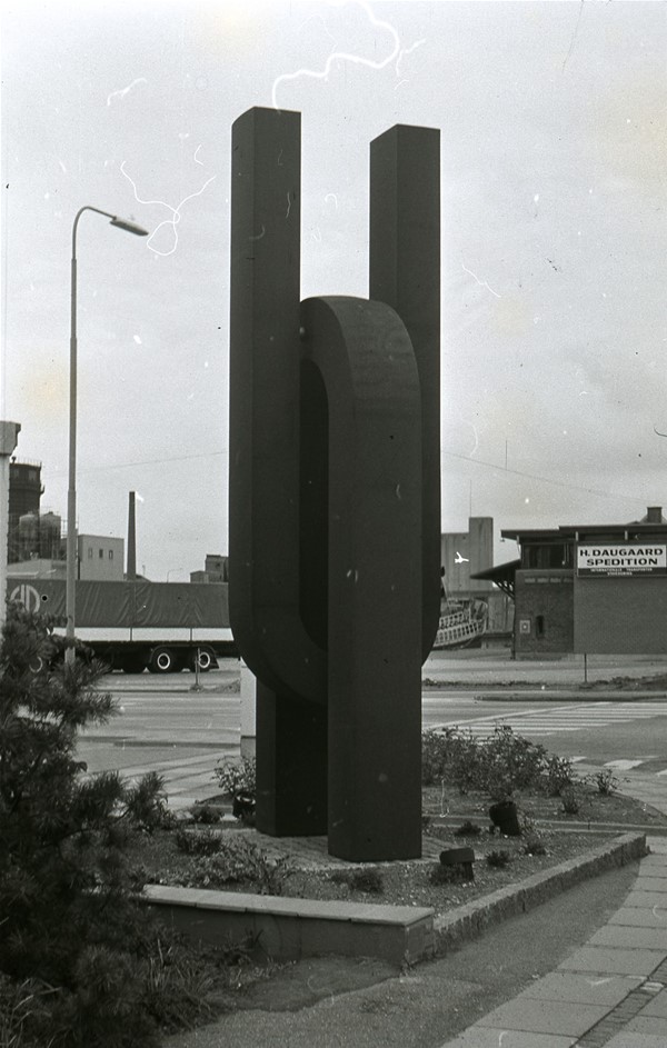 Jernskulptur foran H. Overbech