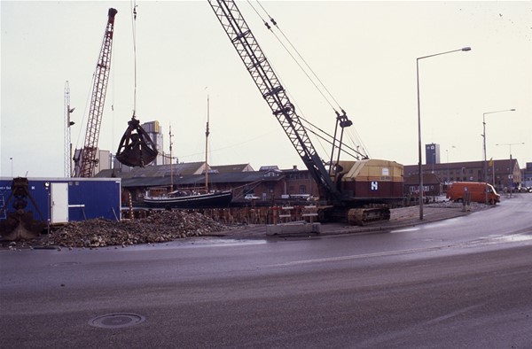 Påfyldning af sten mellem de nedrammede pæle i inderhavnen
