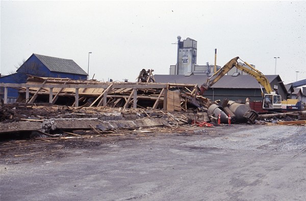 Sydhavnen nedbrydning af gamle silo set fra havnesiden 