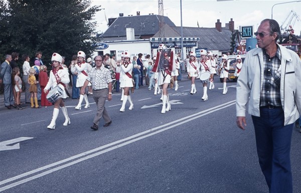 Børnehjælpsfest. Optog med Polar pigerne.