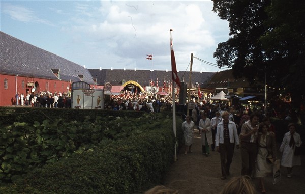 Børnehjælpsdagen, Staldgården med boder