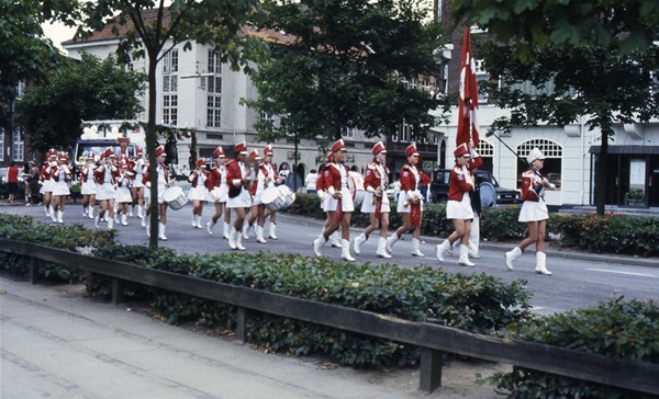 Pigegarde i optog. Ved Hotel Saxildhus