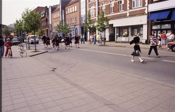 Børnehjælpsdag, optog med Dansk Skotteorkester