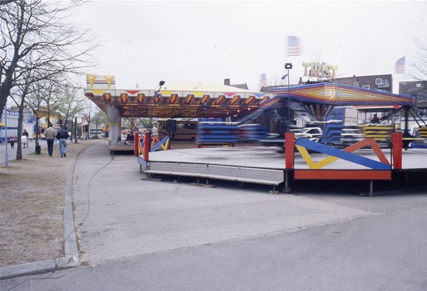 Børnehjælpsdag, tivoli med karrusel på Holmsminde pladsen