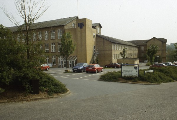 Det gamle sygehus, nu Handelskole, set fra Engstien