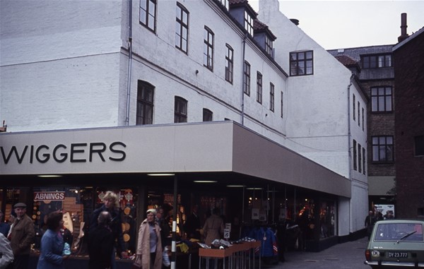Passagen langs Wiggers butik ud til Helligkorsgade